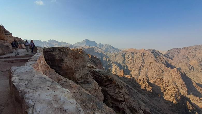 Petra, put do manastira otpozadi
